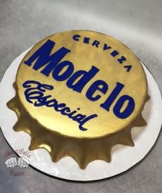 a bottle cap cake with the word modelo special on it