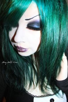 love the make-up Hair Colour For Green Eyes, Colour Photo, Hair Streaks, Dyed Hair Inspiration, Dope Makeup, Gothic Makeup, Wild Hair, Hair Stylies