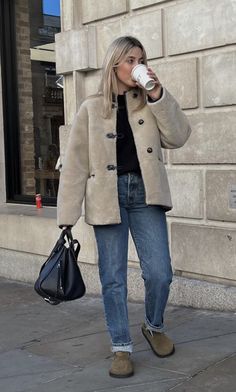 Scandi Cool Fashion, Mango Coat Outfit, Fall Clothing Ideas, Fall Wardrobe Ideas, Sandal Tali, Look Adidas, Mode Hippie