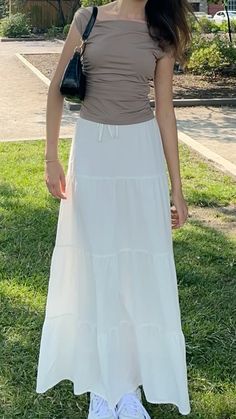 Long Beige Skirt Outfit, Long Skirt And Tshirt Outfits, Floral Long Skirt Outfit, Casual Picnic Outfit, Long Flowy Skirt Outfit, Flowy Skirt Outfit, Beige Skirt Outfit, Long Skirt Aesthetic, White Flowy Skirt