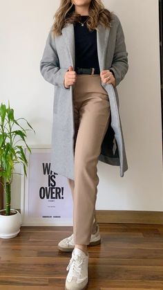 Abrigo gris, pantalon beige, bamas #ootd  #outfits Beige Outfit, Ootd Outfits, Beige Pants, Grey And Beige, Fashion Outfit, Casual Outfit