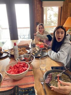 Morning With Friends Aesthetic, Cabin Group Trip, Cabin Aesthetic With Friends, Cabin Breakfast Aesthetic, Cabin Weekend With Friends, Winter Trip With Friends, Friend Ski Trip, Birthday In The Mountains, Things To Do At A Cabin With Friends