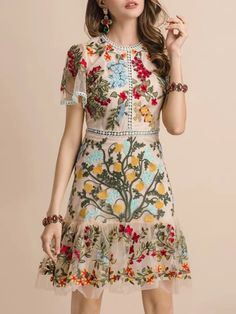 Beige flowers embroidered mini dress - Wapas Casual Elegant Style, Vintage Party Dresses, 파티 드레스, Flare Sleeve Dress, Amelia Dress, Floral Embroidered Dress, Fashion Runway, Maxi Robes, Midi Dress Summer