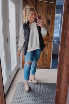 Rain Mac Outfit Women, Casual Rain Boots Outfit, Rainboots Outfit Winter Work, Rainy Day Outfit For Home, Rainboot Outfits Spring, Simple Rainy Day Outfit, Jeans Outfit Rainy Day, Rainy Winter Day Outfit, Rainboots Outfit Winter