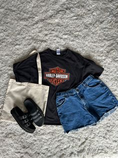 Dark Shorts Outfit, Shorts Alternative Outfits, Casual Summer Outfits Jean Shorts, Summer Fits With Shorts, Dark Jean Shorts Outfit, Graphic Tee And Shorts Outfit, Shirt And Shorts Outfit, Dad Shorts Outfit Women, Harley Davidson Outfits