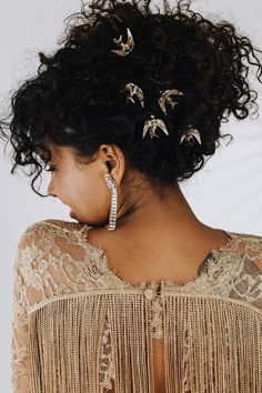 Curly Buns, Hairstyles For Afro Hair, Hairstyle Ideas For Black Women, Lux Wedding, Wedding Hairstyle Ideas, Curly Hair Accessories, Black Wedding Hairstyles, Layered Curls, Side Swept Curls