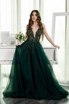 Вечерние платия,  из фатина и апликацые с камнями, ручная работа Dress Clothes For Women, Pretty Dresses, Romania, Green Dress, Favorite Outfit, Dream Wedding, Beauty Book, Art Collection, Dress Outfits