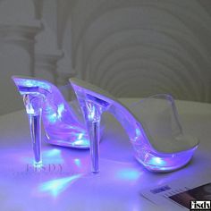 Fisdy - Exquisitos zapatos de cristal: Zapatos de tacón ultra alto que iluminan, un espectáculo de moda con elegantes tacones de aguja, plataforma impermeable transparente y adornos de cristal. Mode Purple, Crystal Heels, Crystal Shoes, Super High Heels, Pu Heels, Platform Sandals Heels, Crystal Embellishment, Heel Type, High Heel Pumps