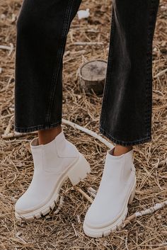 Ankle Boots Outfit, Autumn Shoes Women, Trendy Womens Shoes, Booties Outfit, Spring Essentials, Fall Booties, Animal Print Fashion, Womens Fashion Inspiration, Chunky Block Heels