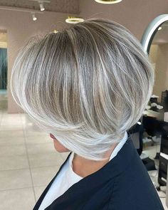 Bob with Short Layers with a Silver Balayage Short Layered Bob, Spring Haircuts, Long Hair Trends, Straight Hairstyles Medium, Short Hairstyles Fine, Short Layered