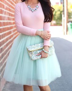 Pleated Mint Tulle Skirt - Blush Tee sequin clutch - bracelet and necklace - click the following link to see more pics and outfit details: http://www.stylishpetite.com/2014/04/mint-tulle-skirt-and-blush-tee-plus.html Mint Tulle Skirt, Rok Tile, Gonna In Tulle, Apple Mint, Skirt Tulle, Mode Tips, Blazer Outfit, Easter Outfit