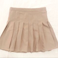 Brown Tennis Skirt With Cute Zipper Detail In Back! Sizing: Runs Short Beige High Waist Pleated Tennis Skirt, High Waist Pleated Beige Tennis Skirt, Brown Tennis Skirt, Brown Tennis, Pleaded Skirt, Beige Skirt, Khaki Skirt, Tennis Skirts, Color Cafe