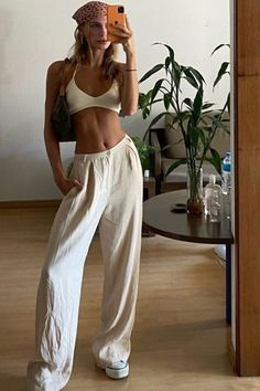 summer outfit Electro Festival Outfit, Linen Pants Outfit, European Summer Outfits, Europe Outfits, Traje Casual, Foto Poses, Festival Looks, Mode Inspo, 가을 패션