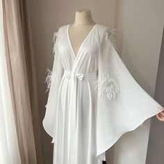 Rehaussez votre tenue le jour de votre mariage avec notre robe de mariée fabriquée avec soin. Les manches en mousseline de luxe, les plumes délicates et le tissu en satin de soie créent un look élégant et glamour. Idéale pour toutes les mariées, cette robe de mariée en plumes ivoire est un incontournable de votre collection. Respirez la vraie beauté d'une mariée avec notre exquise robe de chambre. * Fait main * tissu de haute qualité * Sur les photos, couleur ivoire. * passants de ceinture et li Long Bridal Robe, Bridal Robe Lace, Bride Pajama, Bridal Nightgown, Black Bridal, Bridal Robes, Bridal Lace, Night Gown, Floor Length