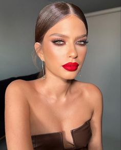 Brown Eyeshadow Red Lips, Bride Makeup Brown Eyes Red Lips, Red Lip Eyeshadow Looks, Red Lipstick Bridal Makeup, Red Lip Bride, White Dress Red Lips, Eyeshadow With Red Lipstick, Red Lipstick Makeup Looks, Makeup 2024