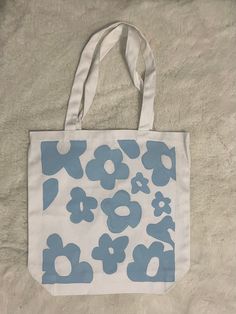 Hand painted canvas tote bag Hand Painted Tote Bags Flowers, Simple Tote Bag Painting, Canvas Bags Painting Ideas, Painting Ideas On Tote Bags, Tote Bag Ideas Paint, Tote Bag Art Painting, Tote Bag Painting Ideas Easy, Easy Tote Bag Painting, Canvas Bag Painting