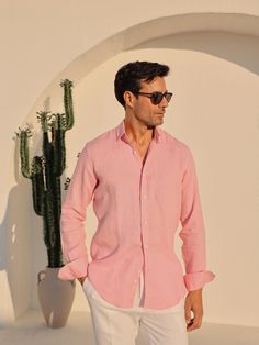 100% reines Leinen Rosa Herrenhemd. Komplett mit natürlichem Leinen. Langärmeliges Herren-Leinenhemd, ideal für die Sommersaison mit seinem atmungsaktiven Leinenstoff. GRÖSSE: Das Model trug Größe M. Größenangaben des Models: Größe: 1,85 / Gewicht: 77 / Brust: 98 Taille: 80 / Hüfte: 96 Pink Shirt Outfit Men, Pink Dress Code, Dress Code Men, Pink Linen Shirt, Pink Shirt Outfit, Pink Shirt Men, Shirt Outfit Men, Classy Outfits Men, Linen Shirt Men