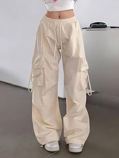 Corg Pants, Free Pants Outfit, How To Make Cargo Pants, Drawstring Cargo Pants Outfit, Cute Baggy Outfits Casual, Cute Baggy Clothes, Cacky Pants, Parashoot Pants Outfit, Cargo Pants Girl