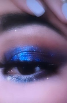 Aesthetic makeup, blue eyeshadow,makeup Dark Blue Eyeshadow, Dark Blue Makeup, Blue Glitter Eye Makeup, Mc Aesthetic, Makeup Blue Eyeshadow, Eyeshadow Aesthetic, Blue Eyeshadow Makeup, Halo Eye Makeup, Glossy Eyeshadow