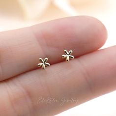 Cute mini daisy flower petal stud earrings handcrafted in 10K yellow gold * Size: 4mm * Metal: 10K Yellow Gold * Sold as Single Stud or A Pair. * Each stud comes with a 10K gold silicone nut backing and 10k solid gold back will be provided at an additional cost * Stamp: 10K ❤️Visit our official website for exclusive new products.      https://elekalonjewelry.com/ ❤️Follow us on Instagram @ elekalonjewelry for the latest projects and much more! ❤️If you have any questions, please feel free to message us. Small Earrings Flower, Dainting Stud Earrings, Cute Stud Classy Earrings, Affordable Everyday Flower Earrings, Affordable Trendy Everyday Flower Earrings, Affordable Single Flower Earring, Cheap Single Flower Earring, Cheap Minimalist Flower Jewelry, Mini Earrings Stud