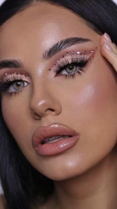 Metallic Lipstick Makeup, Euphoria Wedding Makeup, New Years Makeup Brown Eyes, Creative Glam Makeup, Make Up With Rhinestones Eye Makeup, Make Up For Festivals, Makeup Looks For Christmas Party, Eye Makeup Looks With Rhinestones, Make Up For New Years