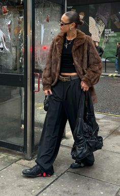 Berlin Fashion Winter, Trench Coat Outfit Street Style, Blazer Sweatshirt Outfit, Berlin Winter Fashion, Fur Outfits Women, Berlin Aesthetic Style, Hypebae Outfit, Amsterdam Street Style, Street Chic Outfits