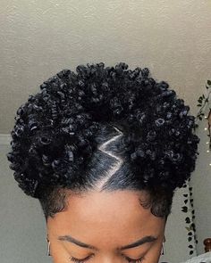 Explore the top Natural Hair styles of 2024. Embrace your unique curls and texture with these inspiring and beautiful looks. Coily Natural Hair, Girls School Hairstyles, Hairstyles For Teens, Textured Curly Hair, Quick Weave Hairstyles