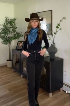 Womens Western Fashion Country, Women Cowboy Outfits, Cool Western Outfits, Ranch Work Outfits For Women, Cowboys Outfits For Women, Ranch Wife Outfits, Cowgirl Work Outfit, Cowboy Women Outfits, Women’s Cowboy Hat Outfits