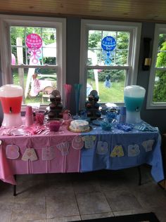 Gender reveal table Get Together, Gender Reveal Party Food, Gender Reveal Box, Idee Babyshower, Gender Reveal Ideas, Baby Reveal Party, Gender Party, Gender Reveal Party Decorations, Gender Reveal Decorations