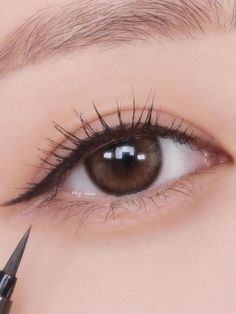 Korean eyeliner look Best Eyeliner For Asian Eyes, Eyeliner Styles Asian Eyes, Korean Eyeliner Makeup, Straight Eyeliner Asian Eyes, Korean Eyeliner Styles, Eyeliner Korean Style, Eyeliner Asian Eyes, Korea Eyeliner, Korean Eyeliner Tutorial