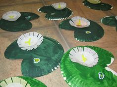 paper plates are arranged on the floor to make flower petals with candles in each one