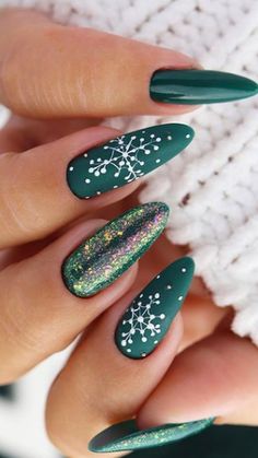 Discover 50+ Gorgeous Christmas Nails to Light Up Your Holidays 🎄💖! From Cute Christmas Nails to stunning Christmas Gel Nails, find inspiration for Her Nails this festive season. Explore December Nails with Red Christmas Nails, Festival Nails, and elegant Snowflake Nails. Whether you love Christmas Press On Nails or prefer Christmas Nails Easy, these ideas are perfect for every holiday vibe! ✨💅 Nail Noel, Green Acrylic Nails, Winter Nails Acrylic, Snowflake Nails