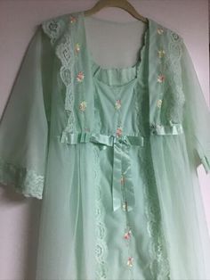 Vintage SHADOWLINE DBL LYR Chiffon Bridal Boudoir Nightgown Peignoir Robe Set M | eBay Rococo Nightgown, Green Sheer Sleepwear, 1940s Nightgown, Wedding Nightgown, Nightgown And Robe, Bridal Nightgown, Soft Green Color, Peignoir Sets, Vintage Nightgown