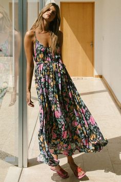 Summer Women Sexy Backless Big Hem Floral Print Strap Lace-up Maxi Dre – chirrupday Strappy Maxi Dress, Floral Slip Dress, Dress Stores Online, Bohemian Floral, Strappy Dresses, Suspender Dress, Types Of Skirts, Womens Maxi Dresses, Easy Wear