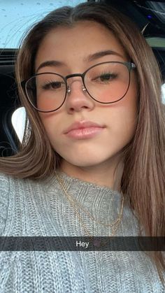 Old Money Glasses Frames, Glasses Inspo Round Face, Glasses Women Aesthetic, Glasses Aesthetic Girl, Spectacles Women, Glasses Inspo