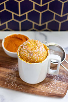 Pumpkin cake in a white mug topped with confectioner's sugar. Pumpkin Mug Cake Recipe, Pumpkin Mug Cake, Mug Dessert Recipes, Microwave Mug Recipes, Nursing Cake, Pumpkin Pie Mix, Mug Cakes, Single Serve Desserts, Pumpkin Mug