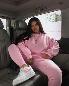 A imagem poderia conter: uma ou mais pessoas e pessoas sentadas - - #conter #imagem #Mais #pessoas #poderia #sentadas #uma Female Photos, Winter Baddie, Future Clothing, Slay Fits, Highsnobiety Fashion, Everyday Fits, Teenage Outfits, Sweatpants Outfit, Tomboy Outfits