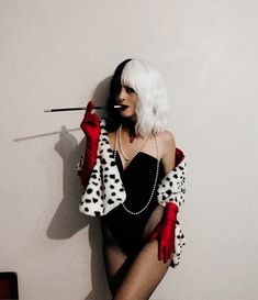 Halloween Burlesque Costumes, Diy Cruella Deville Hair, Cruella Deville Costume College, Halloween Characters Movie, Cruella Deville Costume Halloween, Cruelly Devil Costume, Halloween Costumes Cruella Deville, Cruella Halloween Costumes, Cruella Deville Costume Diy