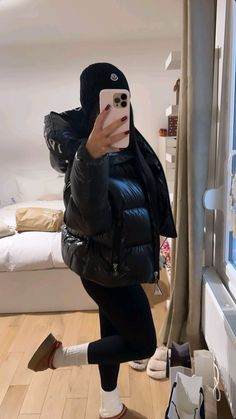 Bubble Jacket Outfit Winter, Glossy Puffer Jacket Outfit, Moncler Beanie Outfit, Outfit Neige, Black Essentials Hoodie Outfit, Big Puffer Jacket Outfit, Super Puff Aritzia Outfit, The North Face Jackets Outfits, Chill School Outfits