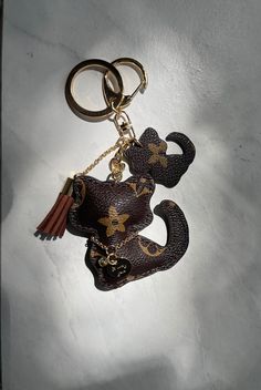 Complete your bag, keys or wallet with this beautiful luxury fashion keychain. This kitten keychain features an adorable gold collar chain, gold finishings and a matching tassle.  Fast and Free Shipping from USA sent within 1-2 business days! Please note that the cut of pattern may not be exactly as pictured and can vary in placement. Fashion Keychain, Luxury Keychain, Cat Handbags, Perfect Purse, Collar Chain, Gold Collar, Charm Keychain, Chain Gold, Purse Charms