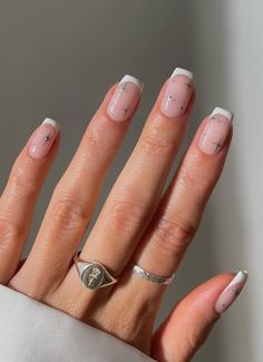 From mulled wine tips to the snowy French manicure, here are 11 sophisticated festive nail art trends to try now. Square Nail Designs, Christmas Gel Nails, Christmas Nails Acrylic, Festival Nails, Silver Nails