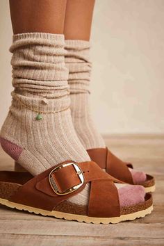 10+ Stylish Birkenstock Outfits - How to Style Outfits with Birkenstocks Birkenstock With Socks Outfit, Birkenstocks With Socks Outfit, Socks With Birkenstocks, Socks And Birks, Birkenstocks With Socks, Outfits With Birkenstocks, Big Buckle Birkenstock, Birkenstock Siena, Birkenstock With Socks