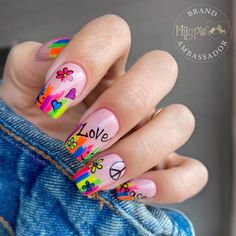 Peace Sign Nail Art, Hippy Nail Designs, Hippie Nail Ideas, Cute Neon Nails, Hippie Nails Boho, Peace Sign Nails, Festival Nail Ideas, Canada Nails, Nails Hippie