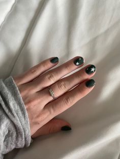 Nail Inspo 2023 Winter, Emerald Green Nails Inspiration, Green And Black Nail Designs Short, Dark Green Short Gel Nails, Dark Green And Black Nails Short, Gel Nails Ideas Short Green, Green Biab Nail Art, Dark Green Simple Nails, Green Gel Nails Ideas Short