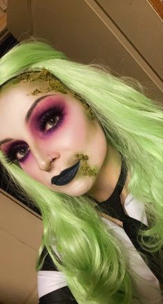 Green Hair Halloween Costumes Ideas, Bettle Juice Outfits Women, Green Hair Halloween Costumes, Beetle Juice Makeup Female, Horror Outfits, Easy Adult Halloween Costumes