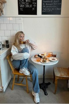 Want to acchive that effortlessly chic look while wearing your casual clothes? Tap to get our 6 best tips 🔥 And hey! We’ve recreated Lojsan’s look - details in link 🤌🏻 Casual outfit, capsule wardrobe, new balance sneakers, new balance 530, anine bing, levi's jeans, minimal style, minimal outfit, outfit ideas, outfit inspiration, outfit ideen, spring outfit, casual spring outfit, casual outfit for spring, outfit 2024, minimal style 2024, effortless outfit, sweatshirt, loose jeans, hairstyle, scandistyle, fashion inspiration Casual Outfit Capsule, New Balance 530 Outfit, Casual Spring Outfit, Outfit For Spring, Sneakers New Balance