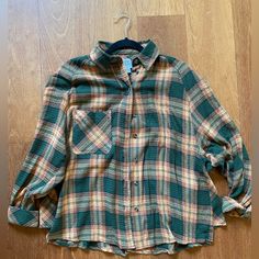 Brand New With Tags . One Button Up , High / Low Flannel Shirt . The Back Hem Is Slightly Longer . The Look Overall Is Kinda A Feee People Vibe With A Wide Flowy Hem . Super Cute! Urban Outfitters Shirt, Urban Outfitters Lights, Women Ruffle Blouse, Patchwork Shirt, Boho Cardigan, Oversized Flannel, Over Size, Urban Outfitters Women, Plaid Flannel Shirt