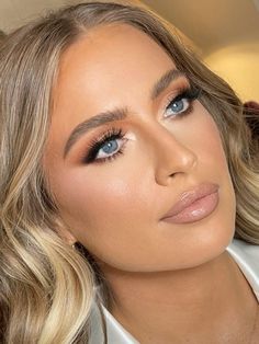 Makeup to make blue eyes pop. How to make blue eyes pop. Blondehair & blue eyes bridal makeup. Just like a good tan, and any bronzy tones are going to make blue eyes pop. This is perfect bronzy look for a beach wedding. Wedding makeup inspo 2024 bridal makeup inspo & eye makeup ideas for 2024 bridal season. Bridal makeup on blue eyes with shimmer shadows IG @ makeup_cara for Makeup Inspiration, Makeup Trends, Makeup Tutorial, Makeup Tips & makeup ideas Glam Makeup & Natural Makeup Transformation Makeup Artistry by professional New Jersey makeup artist Cara Lovello Visit caralovello.com to book #bridalmakeupforblueeyes #howtomakeblueeyespop Bridesmaid Makeup Blue Eyes, Wedding Makeup Blonde, Makeup Looks Blue Eyes, Simple Prom Makeup, Bridal Makeup For Blue Eyes, Ig Makeup