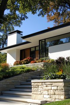 Modern Split Level, Miranda House, Split Level Home, Black Window Frames, Beautiful Modern Homes, Modern Residential Architecture, Lush Landscaping, Stone Chimney, Dark Panels