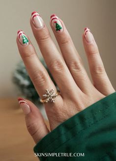 Short Christmas Nails Inspiration Christmas Nails No Design, Nails For Christmas Simple, Christmas Nails With Green, Acrylic Nail Ideas Christmas, Non Acrylic Nail Ideas, Nail Christmas Ideas, Gel Nails For Christmas, Holiday Short Nails, Christmas Nails Shellac